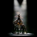 202503PeakyBlinders@BeatriceLivet-36 A pyramid of people shadowed in twin-beam spotlights